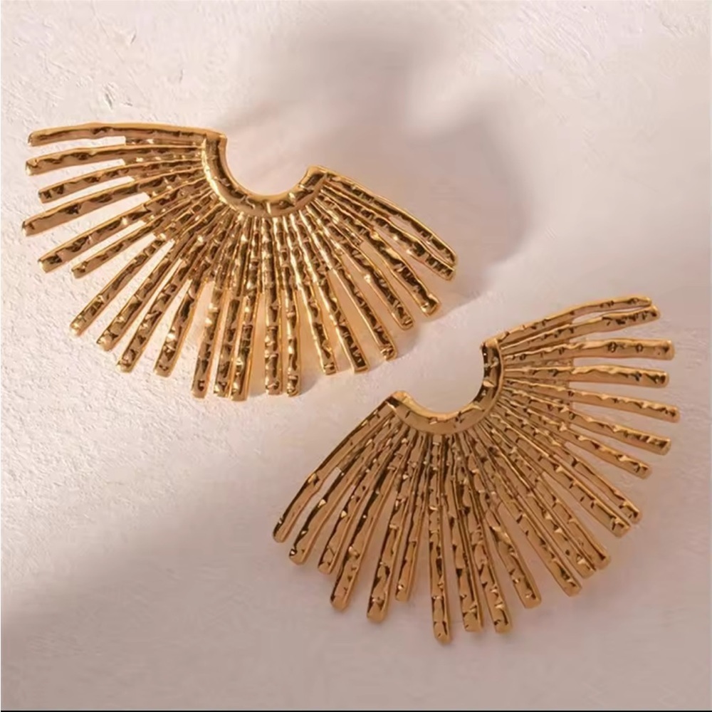 Elegant Gold Sunburst Earrings - Picture 4 of 7